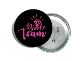 przypinka-czarna-z-rozowym-napisem-bride-team-i-diamentem