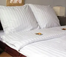 poszwa-adamaszkowa-140x200-tivoli-biala-paski-1-cm-na-zaklad-30cm-140-g-m2