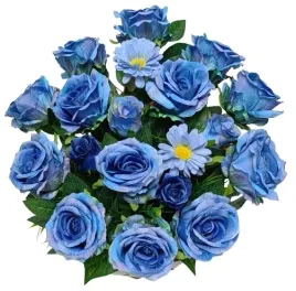 stroik-wiazanka-na-grob-cmentarz-rattanowy-koszyk-niebieskie-roze-dzienojca