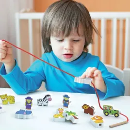viga-drewniana-przeplatanka-klocki-farma-do-nawlekania-montessori