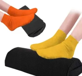 podnozek-ergonomiczny-pod-biurko-poduszka-pod-stopy-pianka-memory-czarny