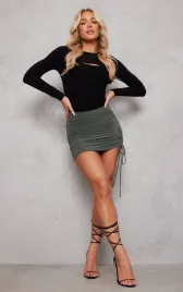czarne-body-z-dlugim-rekawem-i-wycieciem-prettylittlething-m