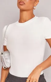 biale-body-z-krotkim-rekawem-prettylittlething-l