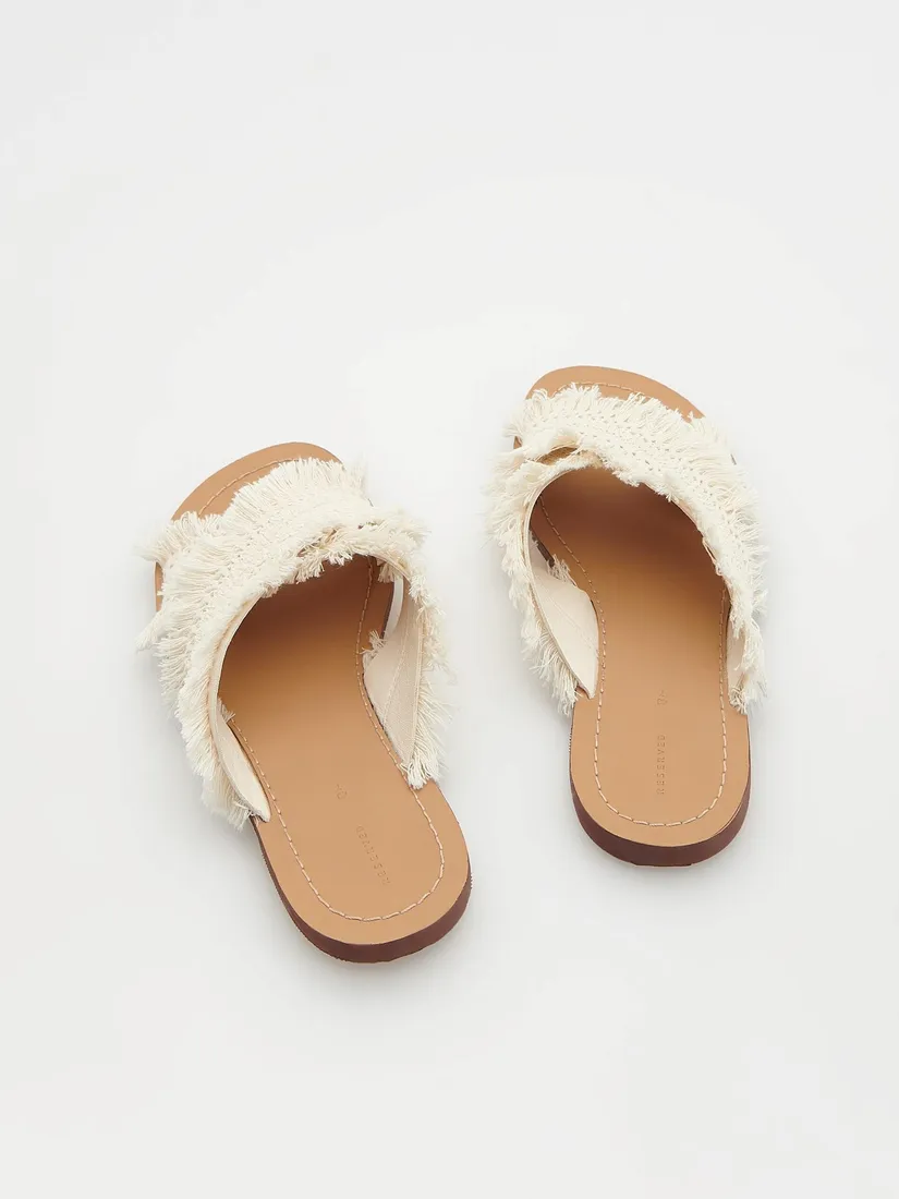 bezowe-klapki-w-stylu-boho-reserved-37