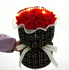 roze-kwiaty-mydlane-bukiet-prezent-imieniny-i-urodziny-flowerbox-na-slub