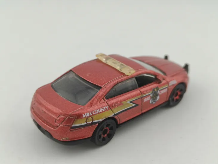 matchbox-ford-police-interceptor-stan-nowy