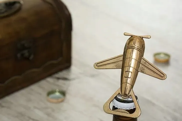 otwieracz-do-butelek-retro-aeroplan-marka-gadget-master