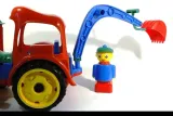 traktor-koparka-duza-do-piasku-bohater-brak