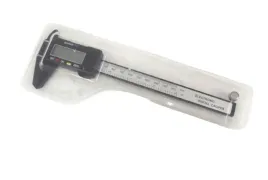 suwmiarka-elektroniczna-cyfrowa-w-transparentnym-plastikowym-pudelku-25x85
