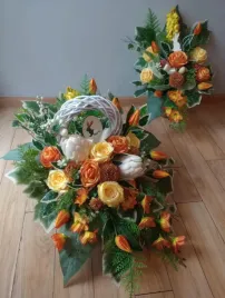 wiosenny-komplet-kwiatow-na-grob-z-kolem-stroik-bukiet-tulipany