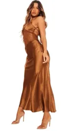 prettylittlething-sukienka-brazowa-satynowa-32-egg