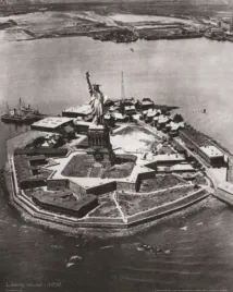 liberty-island-anonim-plakat-obraz-40x50cm