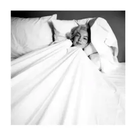 marilyn-in-bed-milton-h-green-plakat-obraz-60x60cm