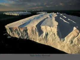 iceberg-la-terre-adelie-yann-arthus-bertrand-plakat-obraz-80x60cm