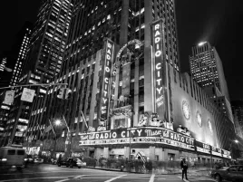 radio-city-music-hall-crossing-henri-silberman-plakat-obraz-80x60cm