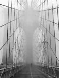 foggy-day-on-brooklyn-bridge-henri-silberman-plakat-obraz-60x80cm