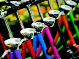 colourful-bikes-amsterdam-ii-neil-emmerson-plakat-obraz-80x60cm