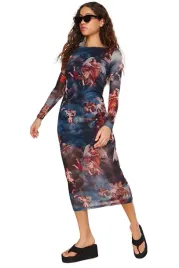 trendyol-dopasowana-sukienka-midi-z-dlugim-rekawem-z-nadrukiem-s-5ea