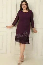 sukienka-plus-size-fioletowa-z-plisowanym-dolem-i-aplikacja-5xl-5ga