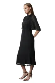 trendyol-czarna-sukienka-midi-z-plisowanymi-rekawami-i-kokarda-38-5ea