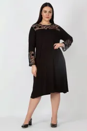 czarna-sukienka-plus-size-z-azurowymi-wstawkami-50-52-5ga