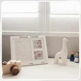 ramka-watchme-biala-z-odciskiem-raczek-i-stopek-dziecka-na-baby-shower