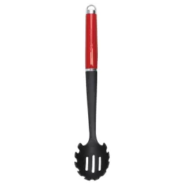 lyzka-do-makaronu-kitchenaid-coreline-czarno-czerwona-134-cm
