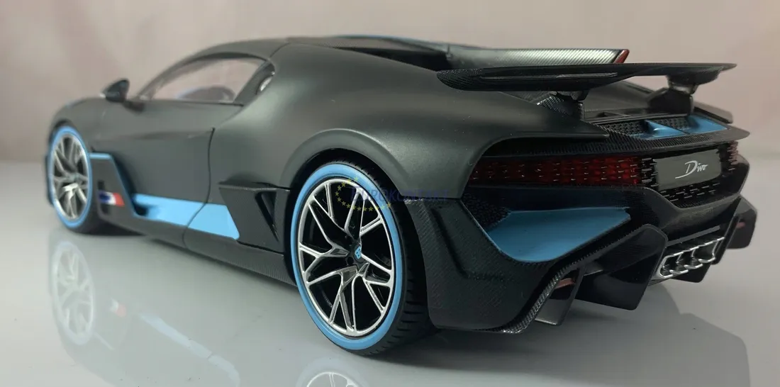 samochod-bugatti-divo-bburago-18-11045