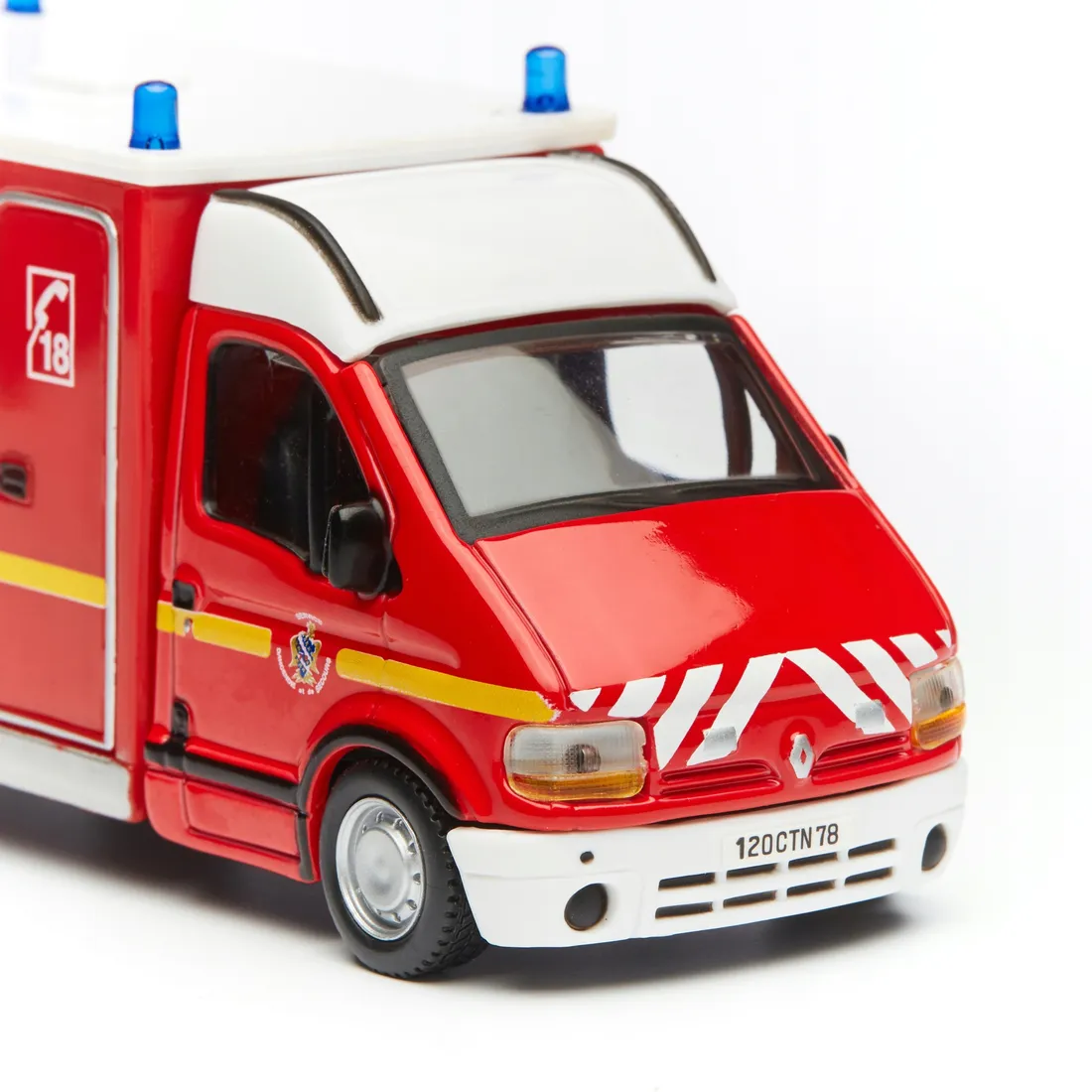 model-bburago-renault-master-ambulance-18-32004