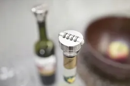 straznik-wina-cyfrowy-zamek-na-wino-w-metalowej-puszce