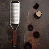 zester-tarka-skrobak-do-cytrusow-cytryn-microplane-material-obudowy-drewno