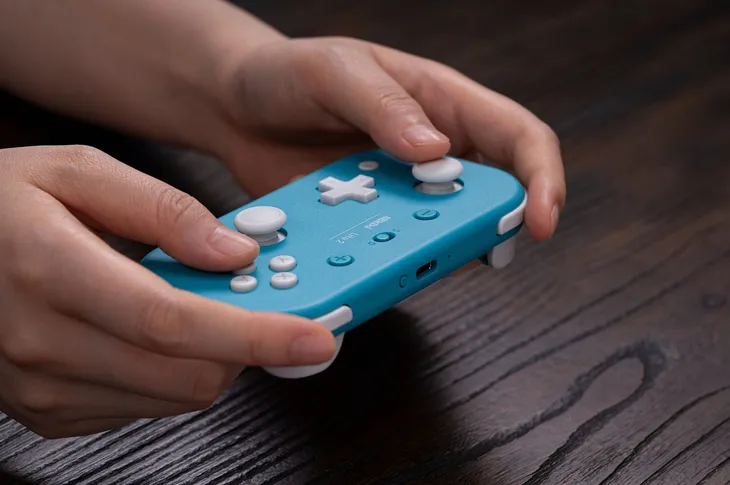 kontroler-8bitdo-lite-2-bt-gamepad-rozowy-sposob-podlaczenia-bezprzewodowy