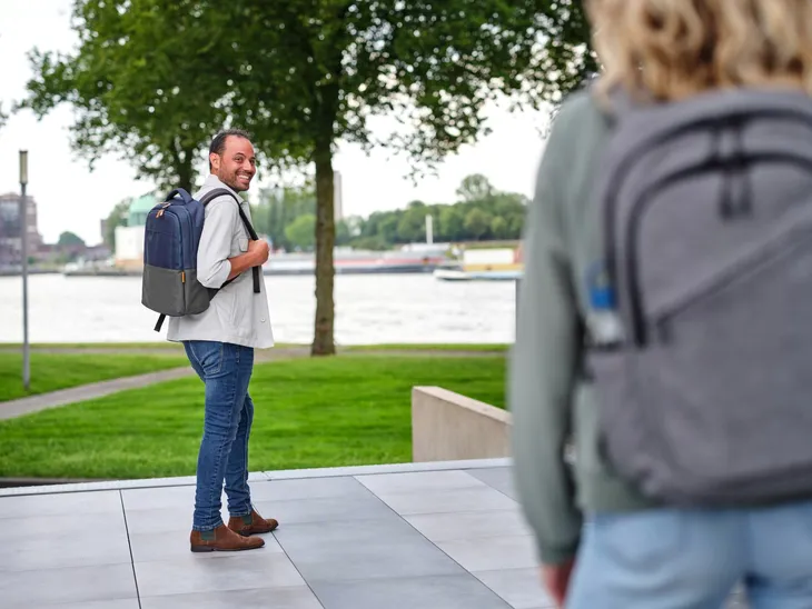 plecak-na-laptopa-trust-16-waga-z-opakowaniem-0-69-kg-kolor-szary