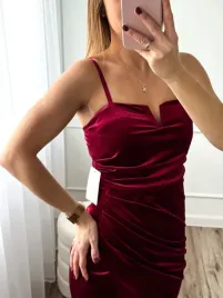sukienka-welurowa-z-rozcieciem-midi-wine