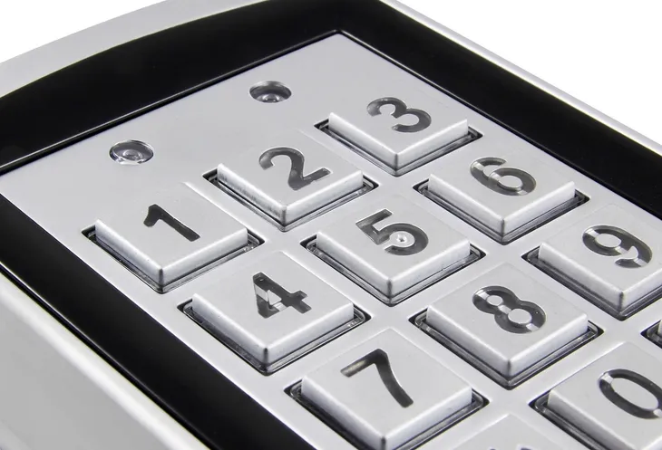 zamek-szyfrowy-eura-tech-ac-20c7-z-czytnikiem-rfid-liczba-kluczy-w-zestawie-4