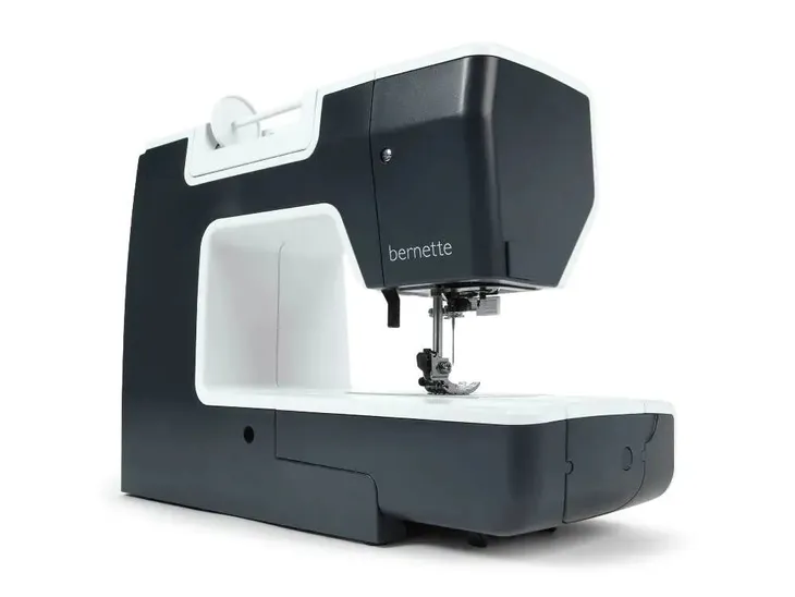 maszyna-do-szycia-bernette-b37-material-tworzywo-sztuczne