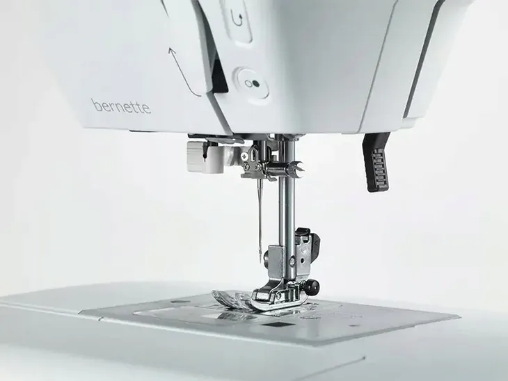 maszyna-do-szycia-bernette-b37-wysokosc-produktu-41-cm