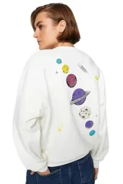 trendyol-biala-bluza-damska-z-nadrukiem-planety-i-komety-l-5ea