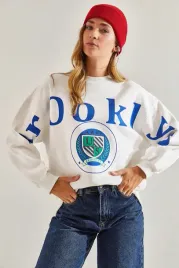 bluza-damska-biala-z-nadrukiem-i-okraglym-dekoltem-s-5ga