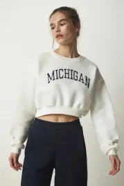 krotka-biala-bluza-damska-z-aplikacja-napisu-michigan-40-5ga