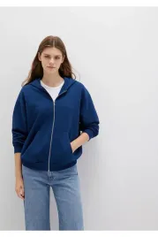 mavi-bluza-damska-z-kapturem-i-zamkiem-niebieska-s-5ga
