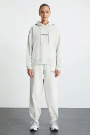 bluza-damska-z-kapturem-kangurka-bezowa-z-nadrukiem-xs-5ga