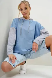 bluza-damska-z-kapturem-niebieska-z-szarymi-rekawami-kangurka-s-5ga