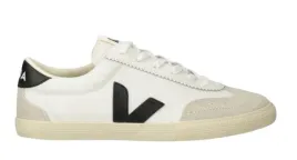 veja-volley-biale-sportowe-buty-z-skory-naturalnej-z-czarnym-logo-35-u1a