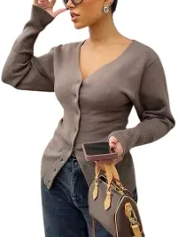 shein-dopasowany-brazowy-sweter-z-guzikami-i-dekoltem-v-l-1kb