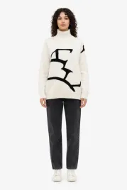 allsaints-bezowy-sweter-z-golfem-z-czarnym-nadrukiem-m-i3a