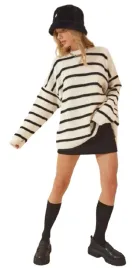 trendyol-oversize-sweter-damski-ecru-w-czarne-paski-5aa