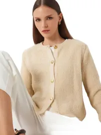 trendyol-elegancki-kremowy-sweter-damski-z-guzikami-standart-5ba