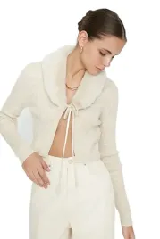 trendyol-sweter-damski-krotki-z-falbanka-i-wiazaniem-bezowy-s-5ea