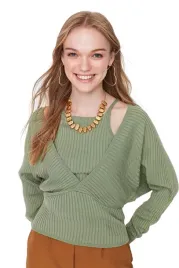 trendyol-sweter-damski-z-prazkowanej-dzianiny-z-dekoltem-v-s-5ea